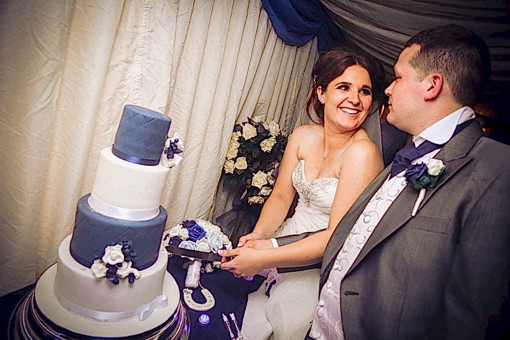 wedding photographer photography liverpool north west southport merseyside cheshire natural style love family warren farm formby first dance cake cutting