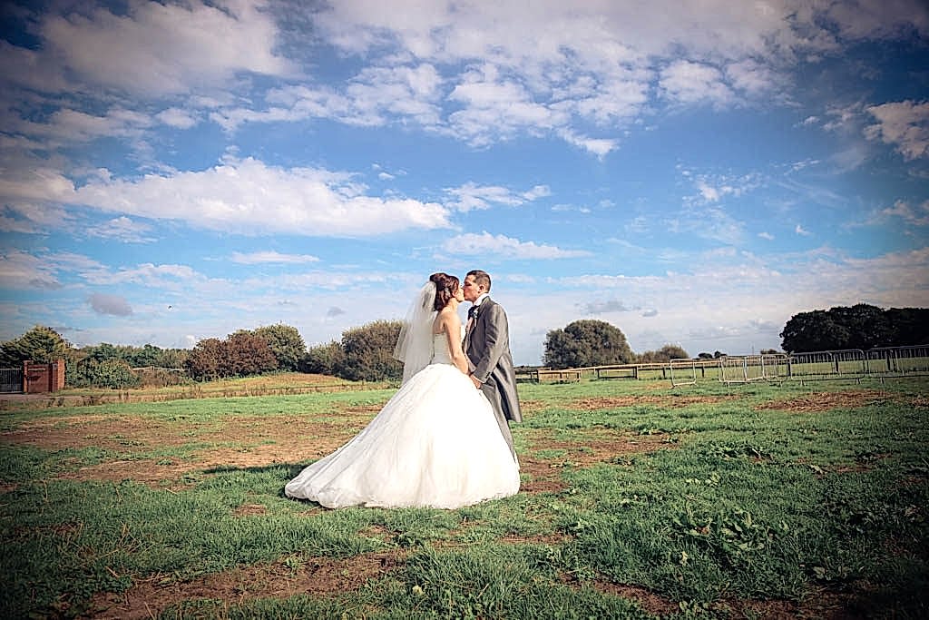 wedding photographer photography liverpool north west southport merseyside cheshire natural style love family warren farm formby field sky kiss