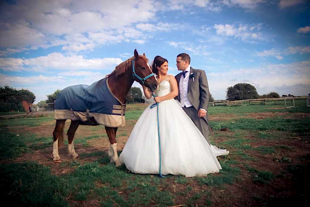 wedding photographer photography liverpool north west southport merseyside cheshire natural style love family warren farm formby field sky kiss horse